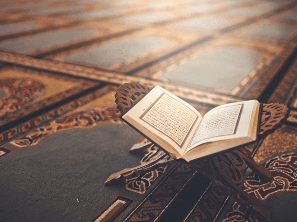 تفسير رؤية الميت يمسك القران