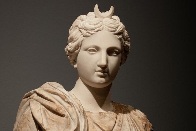 إله القمر عند اليونان