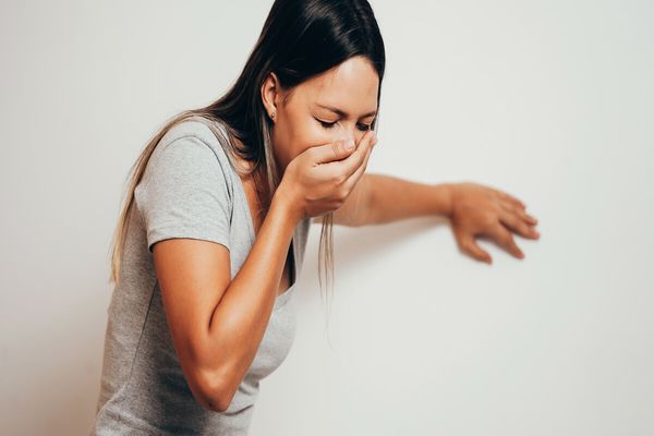 أسباب القيء المفاجئ عند النساء
