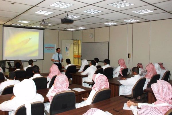 الفرق بين المدارس العالمية والاهلية