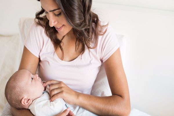 أسباب قلة حليب الأم وعلاجه