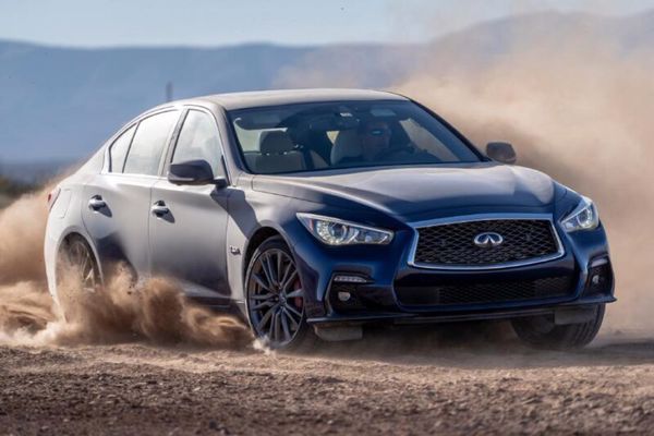 سيارة إنفينيتي Q50 موديل 2023