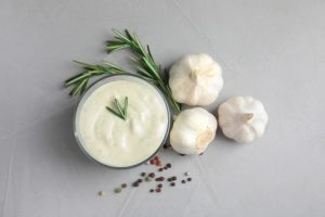 طريقة ثوم المطاعم اللبنانية