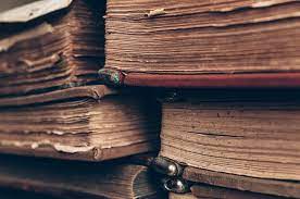 من الذي أصدر كتاب الديوان في الأدب والنقد؟