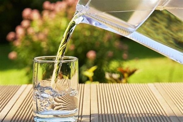 فوائد شرب الماء على معدة فارغة كل صباح فوائد شرب الماء على معدة فارغة كل صباح