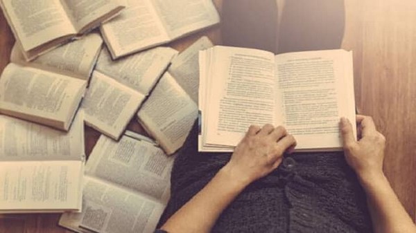 أهمية القراءة اليومية وكيفية تخصيص وقت لها في حياتك