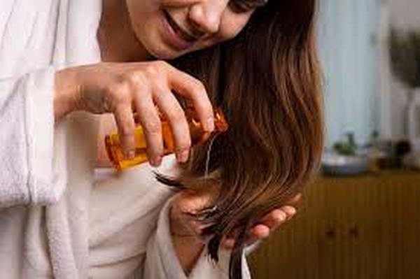 كيفية استخدام الزيوت الطبيعية للحصول على شعر صحي ولامع