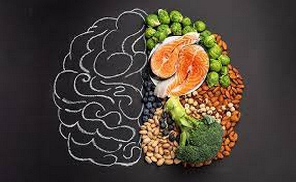 كيف يمكن للتغذية الصحيحة أن تعزز الأداء العقلي