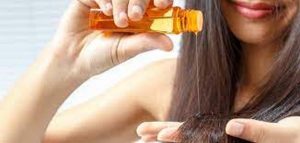 كيفية استخدام الزيوت الطبيعية للحصول على شعر صحي ولامع