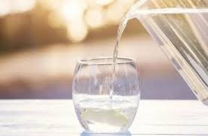 أضرار شرب الماء على معدة فارغة