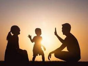 ما هي التحديات الأربعة التي تواجه الأسرة؟