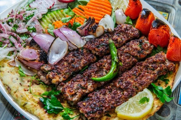 سر الكباب المشوي على الطريقة اللبنانية مثل المطاعم