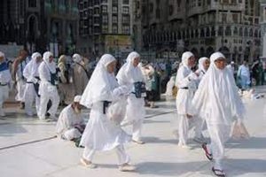 اخد ايه معايا وانا رايحه الحج؟