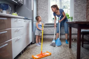 كيف تجعلين أطفالك يساعدونك في ترتيب المنزل