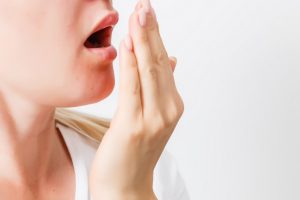 أسباب رائحة الفم الكريهة حتى بعد تنظيف الأسنان وطرق التخلص منها