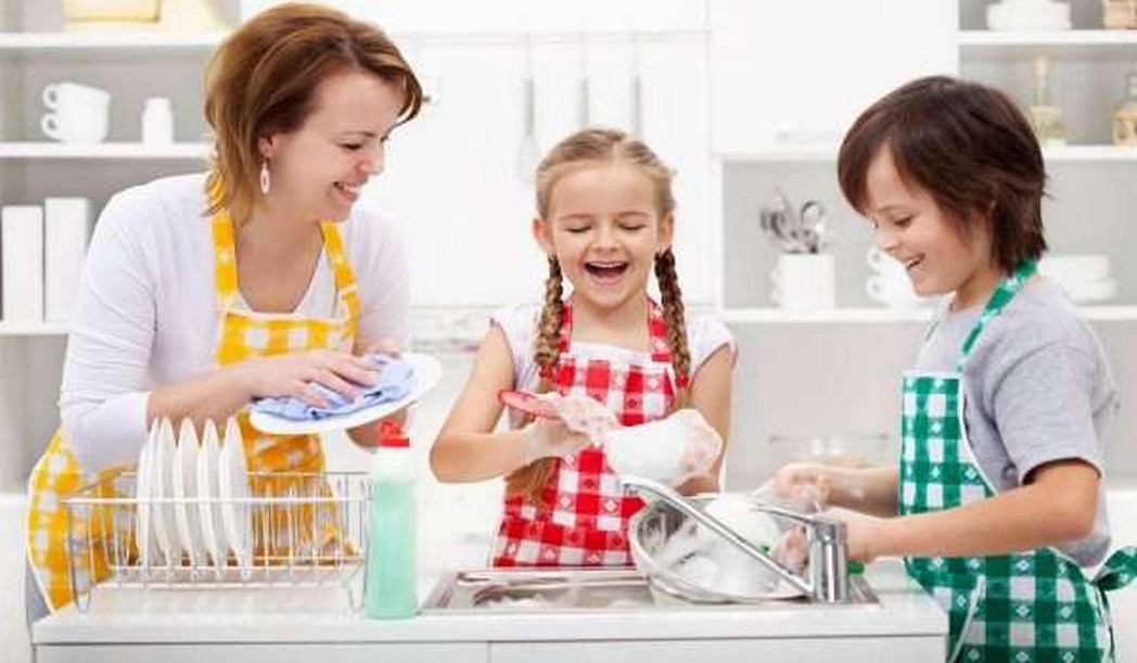 كيف تجعلين أطفالك يساعدونك في ترتيب المنزل