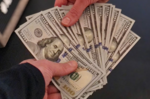 كيف تربح 1000 دولار شهريًا من بيع خدمات بسيطة