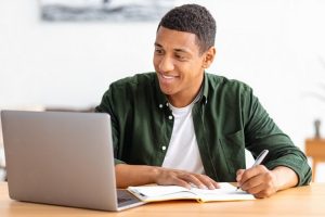ما هي أفضل مواقع الكورسات المجانية باللغة العربية؟
