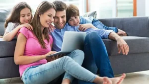 تأثير مواقع التواصل الاجتماعي على العلاقات الأسرية