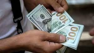 كيف أحصل على 100 دولار يومياً؟