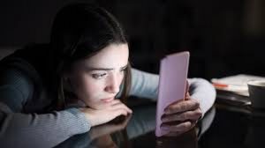 كيف تؤثر السوشيال ميديا على عقولنا؟