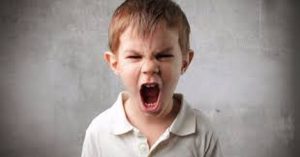 كيف تتعاملين مع الطفل العنيد والعصبي دون صراخ