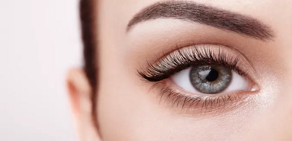 اقوى الزيوت الطبيعية لتكثيف الحواجب والرموش