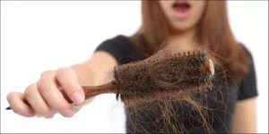 كيف أعالج شعري من التساقط في البيت؟