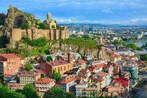 ما هي أفضل الأماكن والأنشطة السياحية في جورجيا خلال الصيف؟