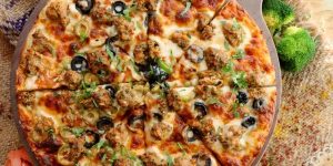 ما هي طريقة عمل عجينة البيتزا الإيطالية الهشة؟