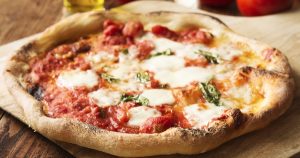 كيف يتم طهي البيتزا تقليديا في إيطاليا؟