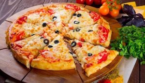 بيتزا سهلة وسريعة بعجينة هشة ونتيجة مبهرة