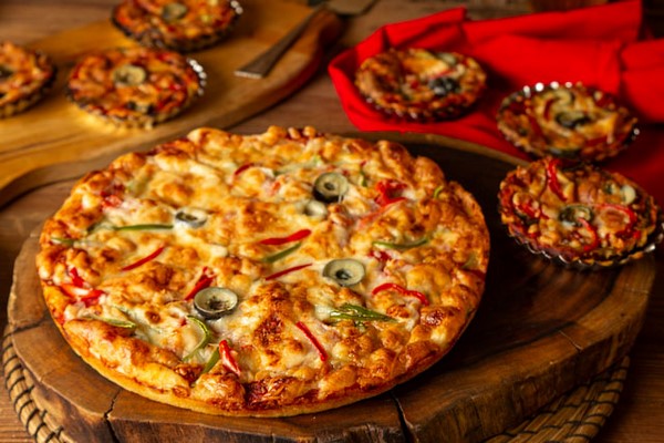 بيتزا سهلة وسريعة بعجينة هشة ونتيجة مبهرة