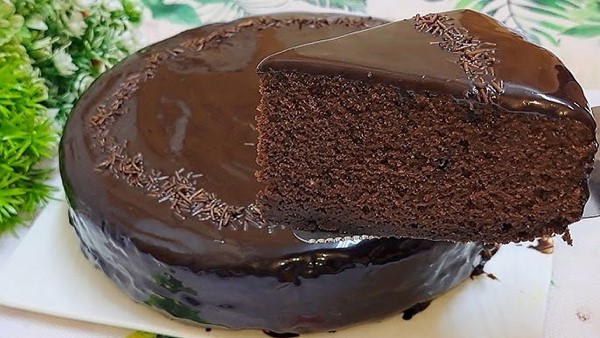 طريقة عمل كيكة الشوكولاتة الاسفنجية بدون خلاط