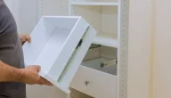 حلول عملية لترتيب الملابس في دولاب صغير