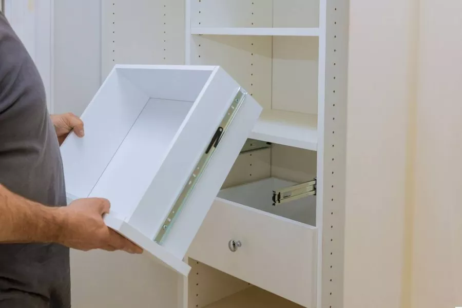 حلول عملية لترتيب الملابس في دولاب صغير