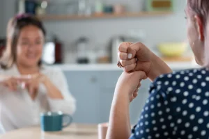 طرق ذكية لتقليل التوتر داخل الأسرة والحفاظ على جو إيجابي