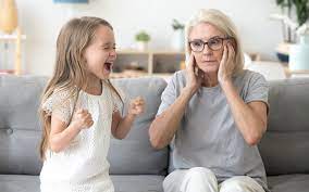 ماذا أفعل مع طفل عنيد ولا يسمع الكلام؟