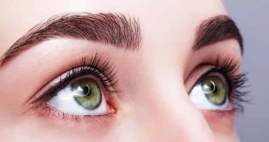 طريقة استخدام زيت الخروع لتكثيف الحواجب والرموش