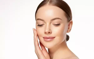 روتين صباحي للعناية بالبشرة باستخدام مكونات طبيعية فقط