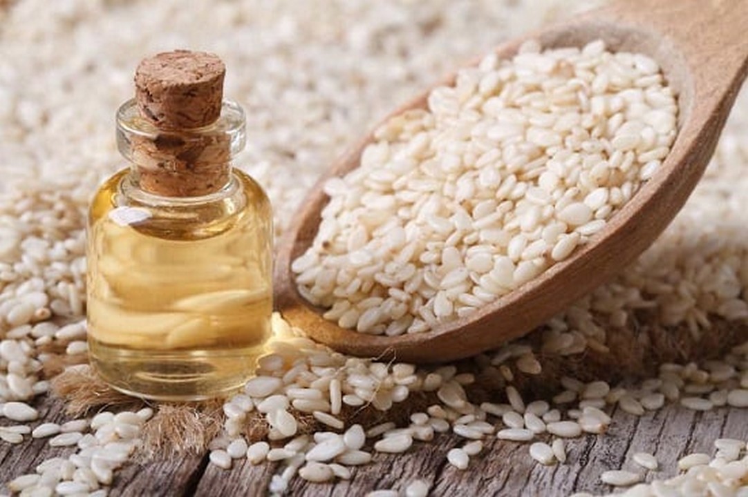 فوائد زيت السمسم للبشرة الحساسة وكيفية استخدامه يوميًا