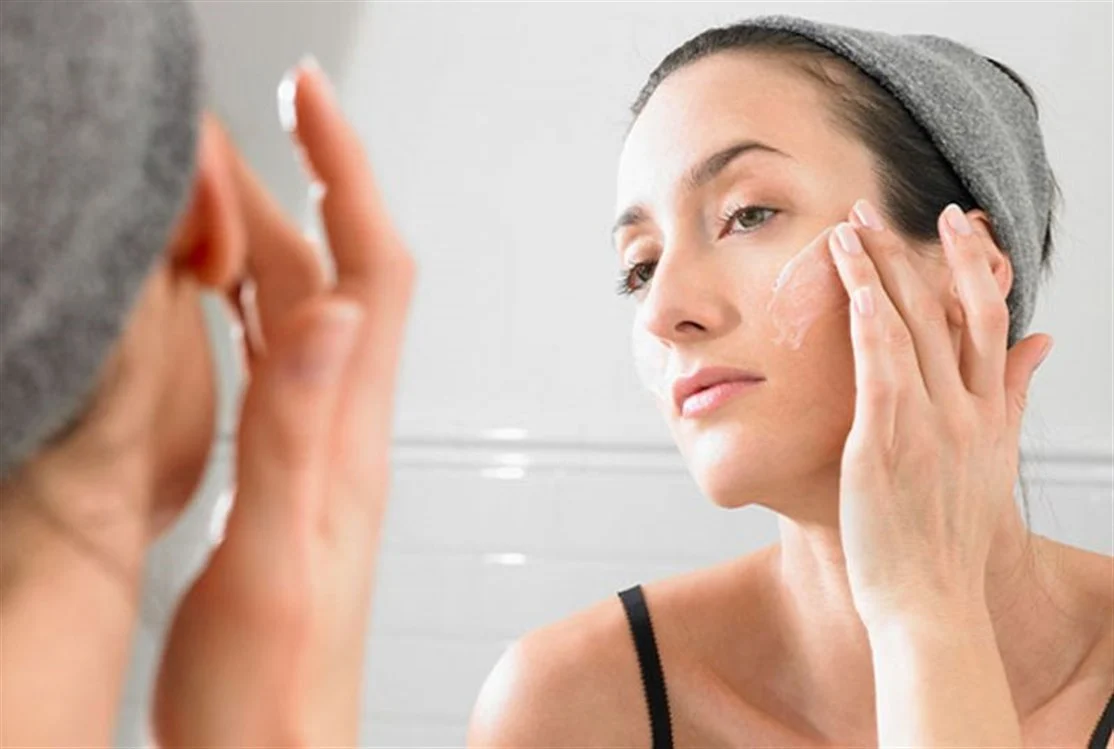 روتين صباحي للعناية بالبشرة باستخدام مكونات طبيعية فقط