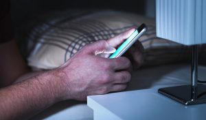 كيف تنام جيدا رغم استعمال الهاتف قبل النوم؟