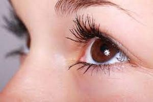 طريقة استخدام زيت الخروع لتكثيف الحواجب والرموش