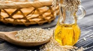 هل يمكن وضع زيت السمسم على الوجه قبل النوم؟