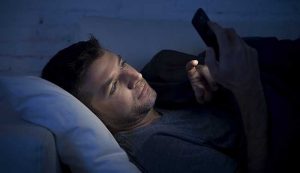 كيف تتخلص من عادة استخدام الهاتف قبل النوم؟