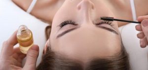كيف استخدم زيت الخروع للرموش والحواجب؟