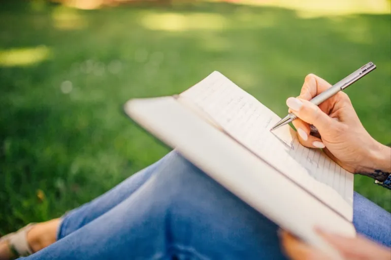 خطوات بناء عادة الكتابة اليومية لتحسين التفكير