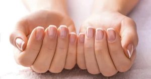 كيف تصنع مقوي الأظافر بنفسك؟