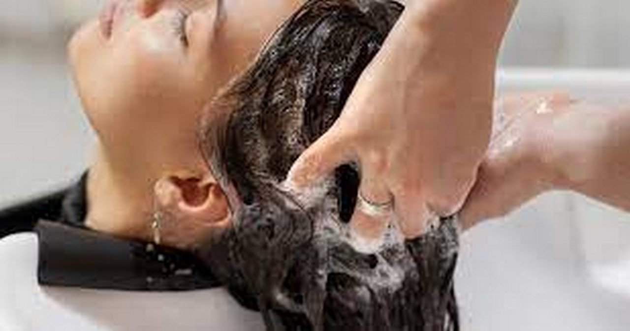 كيف تختار شامبو مناسب لنوع شعرك بدون مواد ضارة